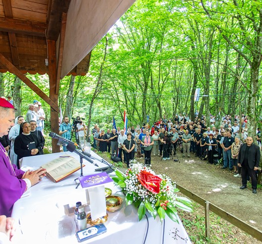 Biskup Košić predvodio misu zadušnicu za žrtve iz masovne grobnice Jazovke